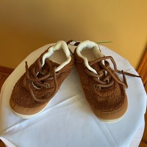 Women’s Cozy House Sneaker Shoes  Size 8/8.5. BNWT